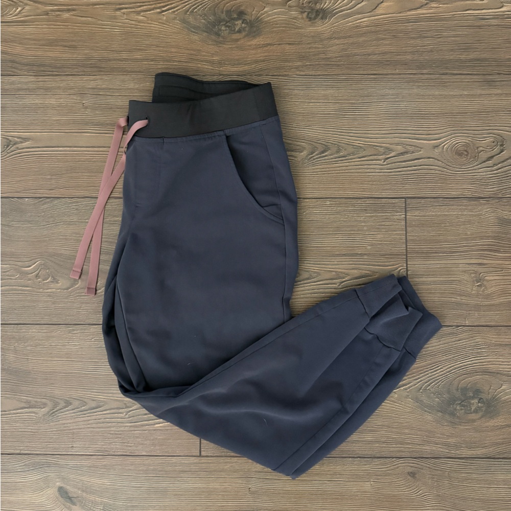 Figs Women's Jogger Pants in grey with pink accents
